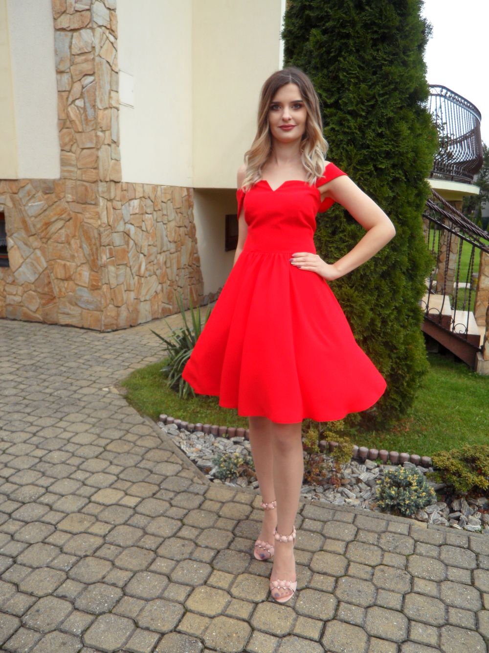 Czerwona sukienka wizytowa