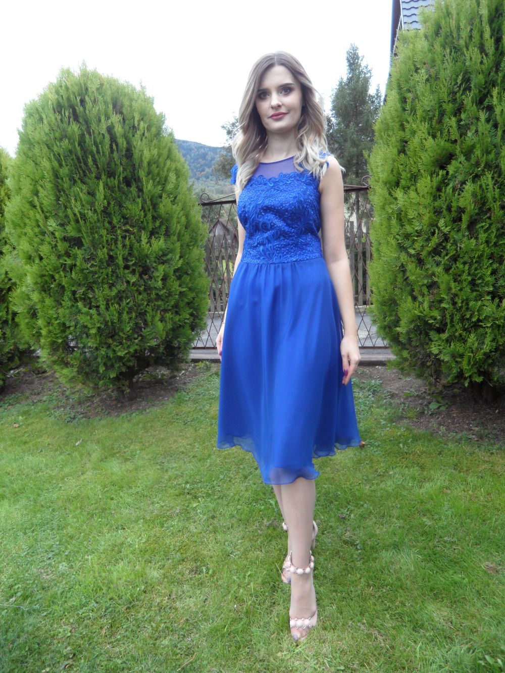 Niebieska sukienka wizytowa